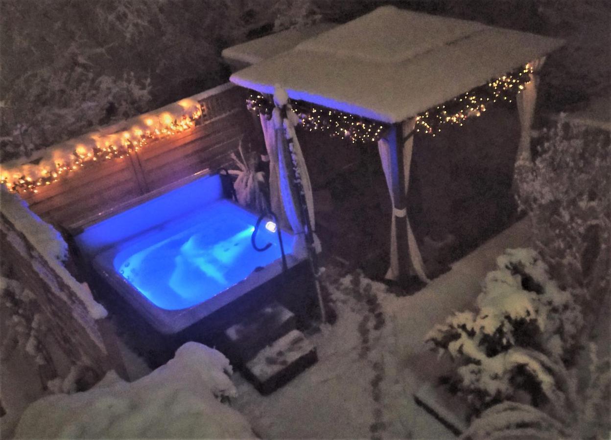 Mediterran-Skandinavisch - Outdoorwhirlpool ganzjährig Burgthann Buitenkant foto